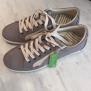 NWOB Taos Shooting Star Sneakers (10.5)